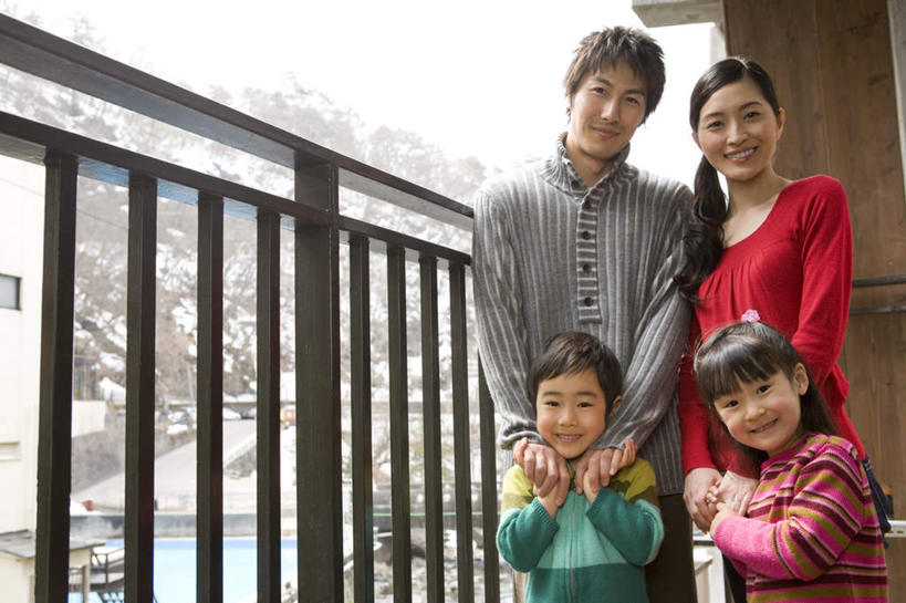 东方人,儿童,四个人,家庭,夫妻,母亲,父亲,女儿,儿子,栏杆,露台,站,笑,摸,微笑,露齿笑,横图,室外,白天,正面,爱情,纯洁,植物,阳台,亚洲,抚摸,服装,围栏,浪漫,注视,休闲装,黄种人,护栏,树,树木,小孩,衣服,蓝色,绿色,蓝天,天空,自然,天,观察,看,站着,休闲,温暖,温馨,父女,父子,母女,母子,一家人,休闲服,恩爱,父爱,可爱,母爱,童年,童趣,恋人,服饰,生长,晴朗,成长,观看,和睦,察看,关注,童真,烂漫,无邪,万里无云,天真,男孩,男人,男性,年轻男性,年轻女性,女孩,女人,女性,亚洲人,孩子,年轻人,夫妇,情侣,晴空,晴空万里,触摸,接触,站立,半身,彩图,露天阳台,伴侣,融洽,男生,女生