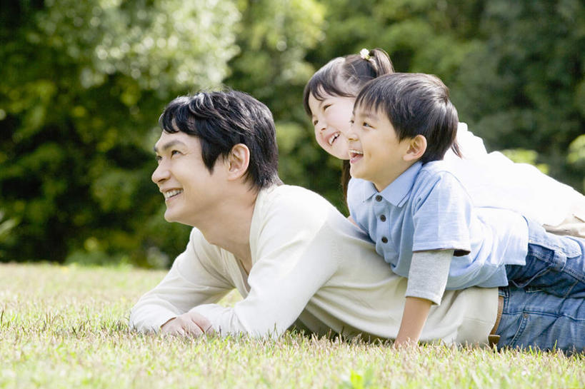 东方人,儿童,三个人,家庭,父亲,女儿,儿子,躺,笑,微笑,露齿笑,横图,室外,白天,侧面,纯洁,草地,草坪,植物,亚洲,撑,服装,朦胧,模糊,注视,休闲装,黄种人,草,树,树木,小孩,衣服,绿色,自然,观察,看,趴着,休闲,温暖,温馨,父女,父子,一家人,休闲服,父爱,可爱,童年,童趣,服饰,生长,成长,观看,和睦,察看,撑着,关注,童真,烂漫,无邪,卧着,天真,男孩,男人,男性,年轻男性,女孩,女人,女性,亚洲人,孩子,年轻人,趴,躺着,卧,半身,彩图,融洽,男生,女生
