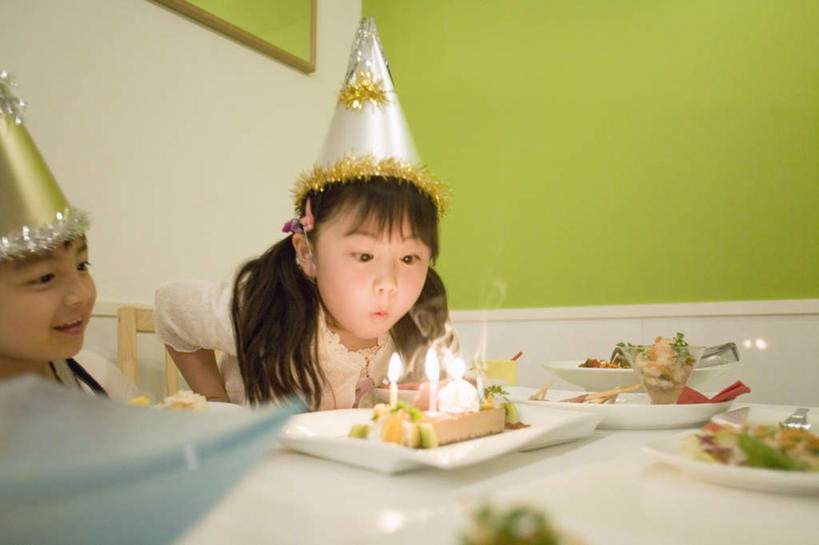 点心,东方人,儿童,嘴,两个人,家庭,伙伴,朋友,坐,笑,微笑,露齿笑,横图,室内,白天,正面,友谊,纯洁,餐桌,桌子,餐具,蜡烛,帽子,亚洲,阴影,纸质,服装,朦胧,模糊,光线,碟子,火焰,盘,影子,烛光,食品,燃烧,注视,休闲装,黄种人,文化,生日帽,食物,糕点,一个,小孩,衣服,盘子,碟,生日蛋糕,吹,点燃,嘟嘴,观察,看,祈祷,休闲,温暖,温馨,一家人,休闲服,撅嘴,可爱,童年,童趣,许愿,服饰,单个,餐台,观看,纪念,祈求,和睦,察看,小丑帽,关注,童真,烂漫,无邪,三角帽,狂欢帽,派对帽,聚会帽,纸帽,平安,天真,友情,男孩,男人,男性,女孩,女人,女性,亚洲人,嘴巴,嘴唇,坐着,半身,彩图,融洽,蛋糕,男生,女生