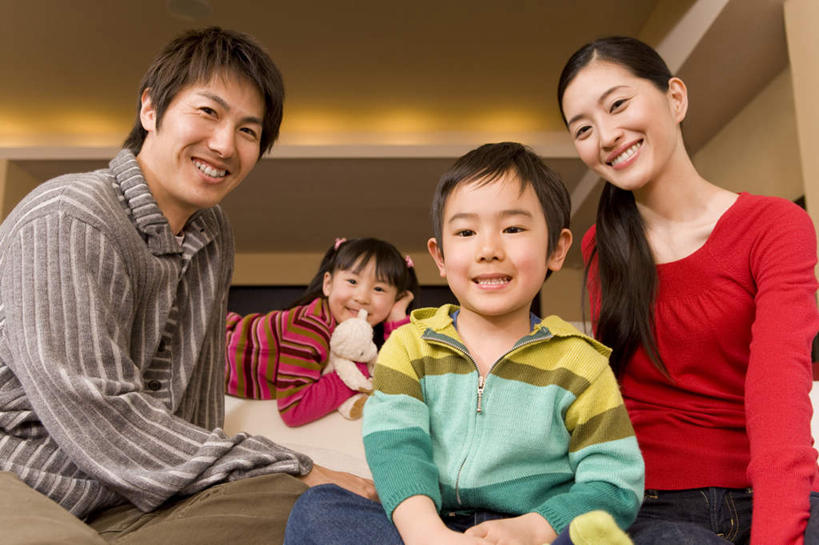 东方人,儿童,四个人,家庭,夫妻,母亲,父亲,女儿,儿子,坐,抱,笑,微笑,露齿笑,横图,室内,白天,仰视,爱情,游戏,纯洁,熊,玩具,亚洲,服装,朦胧,模糊,玩偶,泰迪熊,浪漫,玩,注视,休闲装,黄种人,娱乐,一个,小孩,衣服,玩具熊,观察,看,休闲,温暖,温馨,父女,父子,母女,母子,一家人,休闲服,恩爱,父爱,可爱,母爱,童年,童趣,益智,恋人,服饰,毛绒玩具,单个,抱着,观看,安慰,和睦,察看,搂着,发泄,关注,消遣,童真,烂漫,无邪,宣泄,罗斯福熊,天真,男孩,男人,男性,年轻男性,年轻女性,女孩,女人,女性,亚洲人,孩子,年轻人,夫妇,情侣,怀抱,搂,搂抱,玩耍,嬉戏,相抱,拥抱,坐着,半身,彩图,低角度拍摄,伴侣,融洽,男生,女生