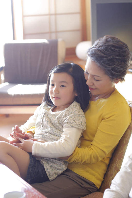 东方人,儿童,老年人,两个人,家庭,祖母,坐,抱,笑,微笑,竖图,室内,白天,侧面,纯洁,椅子,亚洲,阴影,服装,光线,影子,木椅,注视,休闲装,黄种人,小孩,衣服,阳光,观察,看,休闲,温暖,温馨,一家人,休闲服,可爱,童年,童趣,服饰,奶奶,抱着,观看,祖孙,和睦,察看,搂着,关注,童真,烂漫,无邪,外婆,外孙女,外祖母,天真,老年女性,女孩,女人,女性,亚洲人,孩子,孙女,怀抱,搂,搂抱,相抱,拥抱,坐着,半身,彩图,融洽,女生