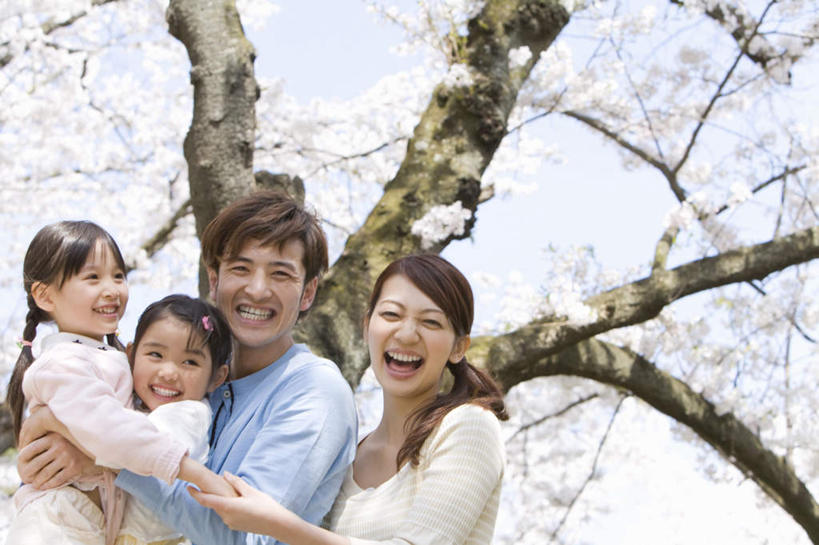 东方人,儿童,四个人,家庭,夫妻,母亲,父亲,女儿,儿子,站,抱,笑,摸,大笑,横图,室外,白天,仰视,爱情,兴奋,纯洁,植物,亚洲,抚摸,阴影,服装,朦胧,模糊,光线,影子,浪漫,注视,休闲装,黄种人,树,树木,小孩,衣服,蓝色,绿色,蓝天,天空,阳光,自然,天,观察,看,站着,张嘴,休闲,温暖,温馨,父女,父子,母女,母子,一家人,休闲服,恩爱,父爱,可爱,母爱,童年,童趣,恋人,服饰,生长,晴朗,成长,抱着,观看,和睦,察看,搂着,关注,张大嘴巴,童真,烂漫,无邪,万里无云,哈哈大笑,天真,男孩,男人,男性,年轻男性,年轻女性,女孩,女人,女性,亚洲人,孩子,年轻人,夫妇,情侣,晴空,晴空万里,张开嘴,触摸,怀抱,接触,搂,搂抱,相抱,拥抱,站立,半身,彩图,低角度拍摄,高兴,狂笑,伴侣,融洽,男生,女生