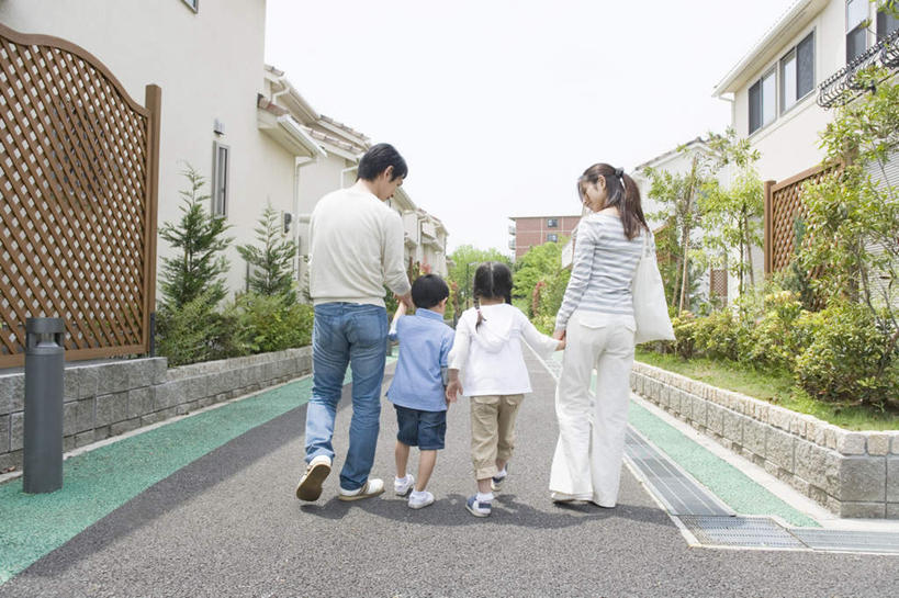 东方人,儿童,四个人,家庭,夫妻,母亲,父亲,女儿,儿子,走,握手,笑,说,微笑,露齿笑,横图,室外,白天,爱情,讨论,纯洁,草地,草坪,植物,道路,街道,路,公路,亚洲,服装,交通,浪漫,扭头,注视,休闲装,黄种人,草,树,树木,小孩,背面,衣服,蓝色,绿色,蓝天,天空,自然,天,观察,看,转头,休闲,温暖,温馨,父女,父子,母女,母子,一家人,休闲服,恩爱,父爱,可爱,母爱,童年,童趣,恋人,服饰,生长,晴朗,成长,观看,和睦,察看,关注,童真,烂漫,无邪,万里无云,交流,天真,男孩,男人,男性,年轻男性,年轻女性,女孩,女人,女性,亚洲人,孩子,年轻人,夫妇,情侣,晴空,晴空万里,马路,步行,搀手,沟通,讲话,交谈,拉手,散步,商讨,手搀手,手拉手,手牵手,手握手,说话,谈话,走路,彩图,全身,伴侣,融洽,男生,女生