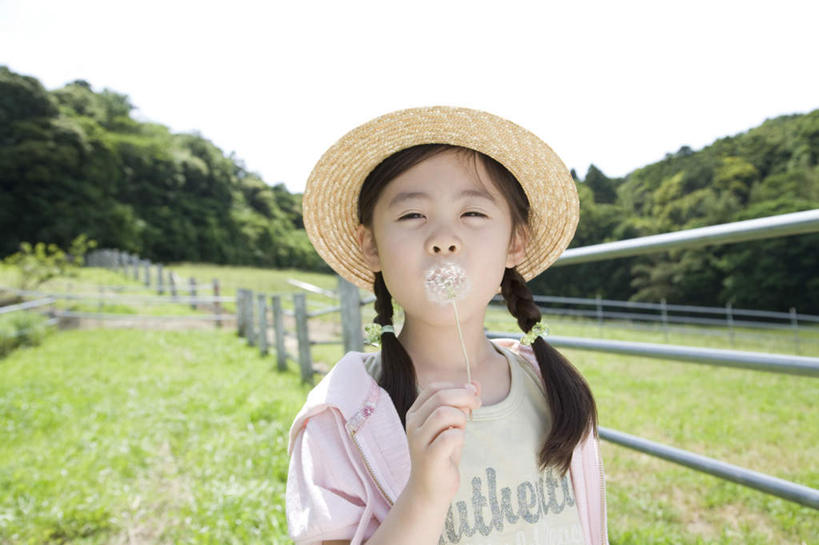 东方人,儿童,一个人,栏杆,站,举,笑,微笑,露齿笑,横图,室外,白天,正面,纯洁,草地,草坪,植物,帽子,亚洲,仅一个女性,仅一个人,握,阴影,服装,光线,草帽,影子,栅栏,篱笆,围栏,拿,拿着,注视,休闲装,黄种人,护栏,草,小孩,衣服,蓝色,绿色,蓝天,天空,阳光,天,观察,看,托,站着,仅一个小孩,休闲,休闲服,可爱,童年,童趣,握着,服饰,晴朗,观看,察看,关注,童真,烂漫,无邪,万里无云,天真,女孩,女人,女性,亚洲人,孩子,晴空,晴空万里,举起,举手,举着,向上举,向上伸,向上托,站立,半身,彩图,女生