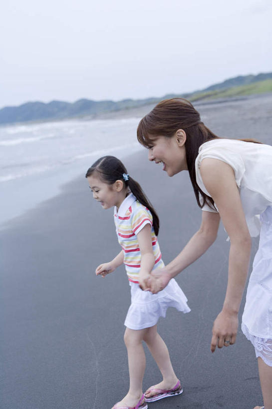 东方人,儿童,两个人,家庭,母亲,女儿,站,握手,笑,微笑,露齿笑,竖图,室外,白天,侧面,纯洁,海浪,海洋,沙滩,山,山脉,亚洲,服装,沙子,海岸,浪花,山峰,沙地,山峦,注视,休闲装,黄种人,小孩,衣服,蓝色,蓝天,天空,海水,群山,天,观察,看,站着,休闲,温暖,温馨,母女,一家人,休闲服,可爱,母爱,童年,童趣,服饰,晴朗,观看,和睦,察看,关注,海景,童真,烂漫,无邪,万里无云,天真,年轻女性,女孩,女人,女性,亚洲人,孩子,年轻人,大海,风浪,海,海水的波动,海滩,近岸浪,涌浪,晴空,晴空万里,搀手,拉手,手搀手,手拉手,手牵手,手握手,站立,半身,彩图,融洽,女生