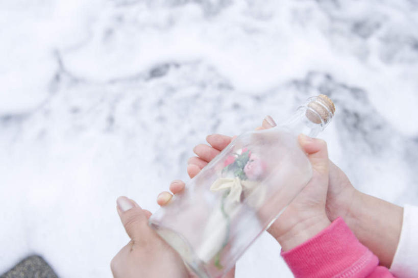 东方人,儿童,手,两个人,家庭,母亲,女儿,站,捧,横图,俯视,室外,特写,白天,纯洁,神秘,雪,大雪,亚洲,双手,握,服装,朦胧,模糊,盛开,罐子,积雪,雪景,冬季,冬天,漂流瓶,艺术品,拿,花蕾,拿着,注视,黄种人,玻璃制品,装饰品,花,花瓣,花朵,鲜花,一朵,一个,小孩,衣服,玻璃瓶,瓶子,花苞,花蕊,看,祈祷,站着,温暖,温馨,惊喜,母女,一家人,手部,寒冷,可爱,母爱,童年,童趣,握着,许愿,服饰,期待,单个,羽绒服,保暖,祈求,和睦,御寒,童真,烂漫,无邪,许愿瓶,偶然,严寒,冬装,天真,年轻女性,女孩,女人,女性,亚洲人,孩子,年轻人,端,端着,捧着,手捧,站立,半身,彩图,高角度拍摄,融洽,女生