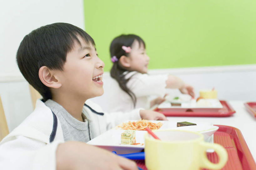 东方人,儿童,两个人,伙伴,朋友,坐,笑,微笑,露齿笑,横图,室内,白天,侧面,烹饪,友谊,纯洁,餐桌,桌子,杯子,亚洲,服装,朦胧,模糊,瓷器,墙,日本料理,料理,食品,咖啡杯,陶瓷制品,餐盘,注视,休闲装,黄种人,菜肴,美食,墙壁,墙面,食物,小孩,衣服,日式料理,观察,看,休闲,日式,休闲服,可爱,童年,童趣,服饰,佳肴,餐台,观看,察看,关注,瓷杯,童真,烂漫,无邪,天真,友情,男孩,男人,男性,女孩,女人,女性,亚洲人,坐着,半身,彩图,男生,女生