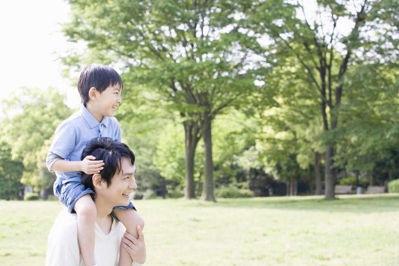 东方人,儿童,家庭,父亲,儿子,站,笑,微笑,露齿笑,横图,室外,白天,侧面,纯洁,树林,植物,亚洲,阴影,服装,光线,影子,注视,休闲装,黄种人,树,树木,小孩,骑,衣服,蓝色,绿色,蓝天,天空,阳光,自然,天,观察,看,扛,站着,休闲,温暖,温馨,父子,一家人,休闲服,父爱,可爱,童年,童趣,服饰,生长,晴朗,成长,观看,和睦,察看,关注,童真,烂漫,无邪,万里无云,扛在肩上,骑在肩上,天真,男孩,男人,男性,年轻男性,亚洲人,孩子,年轻人,晴空,晴空万里,站立,半身,彩图,融洽,男生