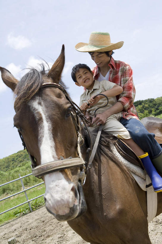 东方人,儿童,两个人,家庭,父亲,儿子,坐,抱,笑,微笑,露齿笑,竖图,室外,白天,仰视,纯洁,草地,草坪,植物,马,野生动物,帽子,亚洲,握,服装,草帽,云,云朵,拿,云彩,拿着,注视,休闲装,黄种人,一匹,草,小孩,衣服,蓝色,绿色,白云,蓝天,天空,动物,天,观察,看,休闲,温暖,温馨,父子,一家人,休闲服,父爱,可爱,童年,童趣,握着,运输,服饰,牲畜,晴朗,抱着,观看,和睦,察看,缰绳,搂着,关注,童真,烂漫,无邪,天真,男孩,男人,男性,年轻男性,亚洲人,孩子,年轻人,晴空,怀抱,搂,搂抱,相抱,拥抱,坐着,半身,彩图,低角度拍摄,融洽,男生