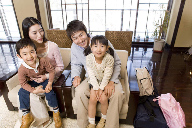 东方人,儿童,四个人,家庭,夫妻,母亲,父亲,女儿,儿子,坐,抱,笑,微笑,露齿笑,横图,室内,白天,正面,爱情,纯洁,地板,沙发,亚洲,服装,地面,浪漫,注视,休闲装,黄种人,木地板,小孩,衣服,观察,看,休闲,温暖,温馨,父女,父子,母女,母子,一家人,休闲服,恩爱,父爱,可爱,母爱,童年,童趣,恋人,服饰,抱着,观看,和睦,察看,搂着,关注,布艺沙发,童真,烂漫,无邪,天真,男孩,男人,男性,年轻男性,年轻女性,女孩,女人,女性,亚洲人,孩子,年轻人,夫妇,情侣,怀抱,搂,搂抱,相抱,拥抱,坐着,半身,彩图,伴侣,融洽,男生,女生