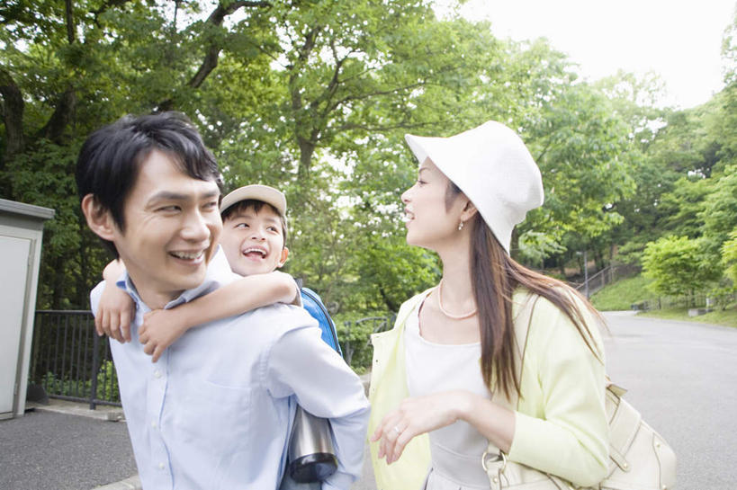 东方人,儿童,背,三个人,家庭,夫妻,母亲,父亲,儿子,走,笑,说,微笑,露齿笑,横图,室外,白天,正面,爱情,讨论,纯洁,树林,植物,帽子,亚洲,服装,浪漫,休闲装,黄种人,相视,树,树木,小孩,衣服,蓝色,绿色,蓝天,天空,自然,遮阳帽,天,背着,休闲,温暖,温馨,父子,母子,三口之家,一家人,面对面,休闲服,恩爱,父爱,可爱,母爱,童年,童趣,恋人,服饰,生长,晴朗,成长,对视,和睦,相对,童真,烂漫,无邪,万里无云,相看,交流,天真,男孩,男人,男性,年轻男性,年轻女性,女人,女性,亚洲人,孩子,年轻人,夫妇,情侣,晴空,晴空万里,步行,沟通,讲话,交谈,散步,商讨,说话,谈话,走路,半身,彩图,伴侣,融洽,男生