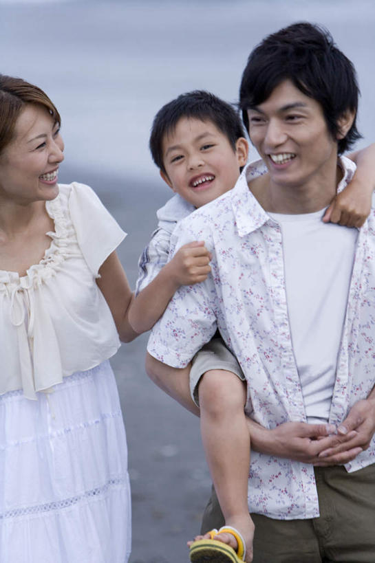 东方人,儿童,背,三个人,家庭,夫妻,母亲,父亲,儿子,站,走,笑,微笑,露齿笑,竖图,室外,白天,正面,爱情,纯洁,海浪,海洋,沙滩,亚洲,服装,朦胧,模糊,沙子,海岸,浪花,沙地,浪漫,注视,休闲装,黄种人,小孩,衣服,海水,背着,观察,看,站着,休闲,温暖,温馨,父子,母子,三口之家,一家人,休闲服,恩爱,父爱,可爱,母爱,童年,童趣,恋人,服饰,观看,和睦,察看,关注,海景,童真,烂漫,无邪,天真,男孩,男人,男性,年轻男性,年轻女性,女人,女性,亚洲人,孩子,年轻人,夫妇,情侣,大海,风浪,海,海水的波动,海滩,近岸浪,涌浪,步行,散步,站立,走路,半身,彩图,伴侣,融洽,男生