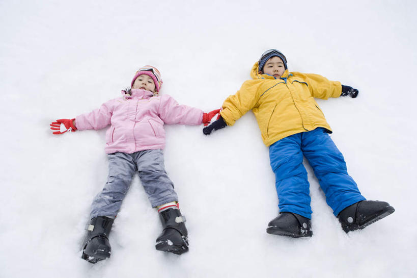 东方人,儿童,两个人,伙伴,朋友,躺,伸展双臂,横图,俯视,室外,白天,友谊,纯洁,安全,雪,大雪,帽子,亚洲,服装,眼镜,积雪,雪景,冬季,冬天,防护,注视,黄种人,小孩,衣服,观察,看,温暖,寒冷,可爱,童年,童趣,服饰,观看,羽绒服,保暖,护目镜,保护,察看,御寒,关注,保险,童真,烂漫,无邪,保全,周全,安稳,安定,棉帽,严寒,安全防护眼镜,卧着,冬装,平安,天真,友情,男孩,男人,男性,女孩,女人,女性,亚洲人,敞开双臂,伸开双臂,躺着,卧,展开双肩,张开手臂,张开双臂,彩图,高角度拍摄,全身,防护眼镜,男生,女生