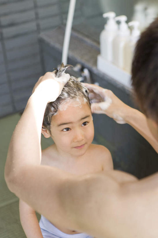 东方人,儿童,两个人,家庭,父亲,儿子,站,笑,摸,微笑,竖图,俯视,室内,白天,纯洁,卫生间,浴室,亚洲,抚摸,护肤,服装,朦胧,模糊,涂抹,休闲装,黄种人,相视,小孩,衣服,瓶子,塑料制品,日用品,洗浴用品,清洁,站着,保养,享受,休闲,温暖,温馨,父子,一家人,面对面,休闲服,沐浴乳,塑料瓶,放松,父爱,可爱,童年,童趣,保健,服饰,沐浴露,抹,对视,和睦,护肤品,相对,舒缓,童真,烂漫,无邪,养颜,相看,去污,紧肤,嫩肤,天真,男孩,男人,男性,年轻男性,亚洲人,孩子,年轻人,淋浴房,触摸,接触,洗涤,站立,半身,彩图,高角度拍摄,冲凉房,沐浴间,沐浴室,融洽,男生