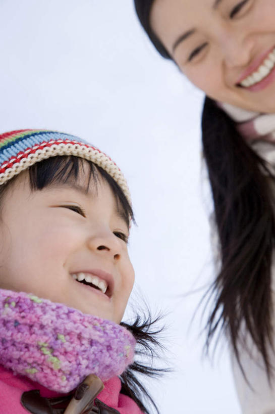 东方人,儿童,脸,头,脸颊,两个人,家庭,母亲,女儿,站,笑,微笑,露齿笑,竖图,室外,特写,白天,仰视,纯洁,帽子,亚洲,服装,朦胧,模糊,装饰,注视,黄种人,肩膀,小孩,衣服,蓝色,蓝天,天空,围巾,天,观察,看,站着,温暖,温馨,母女,一家人,可爱,母爱,童年,童趣,服饰,晴朗,围脖,观看,羽绒服,保暖,华丽,点缀,和睦,察看,御寒,关注,童真,烂漫,无邪,万里无云,衬托,美观,雅致,雅观,棉帽,冬装,天真,年轻女性,女孩,女人,女性,亚洲人,孩子,年轻人,头部,脸部,脸蛋,面部,晴空,晴空万里,站立,半身,彩图,低角度拍摄,融洽,女生