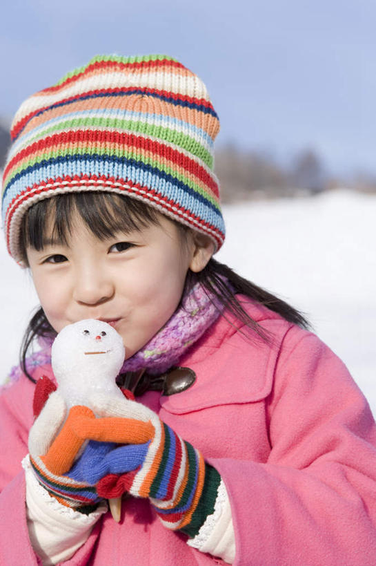 东方人,儿童,一个人,站,举,抱,竖图,室外,白天,正面,游戏,纯洁,雪,大雪,帽子,亚洲,仅一个女性,仅一个人,服装,朦胧,模糊,积雪,雪景,雪人,冬季,冬天,玩,注视,黄种人,娱乐,小孩,衣服,蓝色,蓝天,天空,天,观察,看,托,站着,仅一个小孩,休闲,温暖,寒冷,可爱,童年,童趣,服饰,晴朗,抱着,观看,活动,羽绒服,保暖,察看,搂着,御寒,发泄,关注,消遣,智力,童真,烂漫,无邪,万里无云,宣泄,棉帽,严寒,冬装,天真,女孩,女人,女性,亚洲人,孩子,晴空,晴空万里,怀抱,举起,举手,举着,搂,搂抱,玩耍,嬉戏,相抱,向上举,向上伸,向上托,拥抱,站立,半身,彩图,女生,拟人