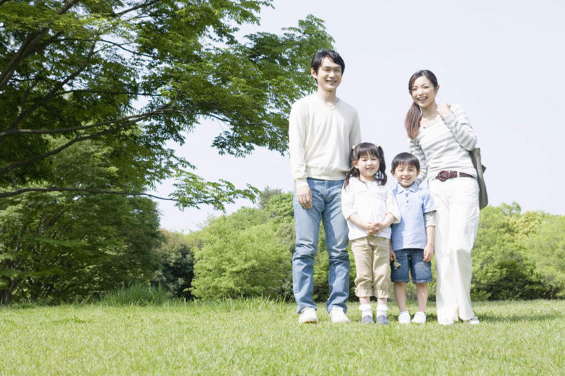 东方人,儿童,四个人,家庭,夫妻,母亲,父亲,女儿,儿子,站,横图,室外,白天,正面,爱情,纯洁,草地,草坪,植物,亚洲,一排,阴影,服装,整齐,光线,影子,浪漫,注视,休闲装,黄种人,草,树,树木,排列,小孩,衣服,绿色,阳光,自然,观察,看,站着,休闲,温暖,温馨,父女,父子,母女,母子,一家人,休闲服,恩爱,父爱,可爱,母爱,童年,童趣,搭,恋人,服饰,生长,成长,观看,和睦,察看,搭着,队列,关注,童真,烂漫,无邪,天真,男孩,男人,男性,年轻男性,年轻女性,女孩,女人,女性,亚洲人,孩子,年轻人,夫妇,情侣,站立,彩图,全身,伴侣,融洽,男生,女生