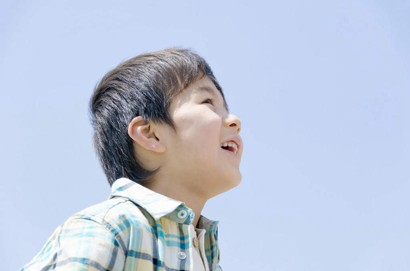 东方人,儿童,脸,头,脸颊,一个人,站,横图,室外,特写,白天,侧面,纯洁,亚洲,仅一个男性,仅一个人,阴影,服装,朦胧,模糊,光线,影子,注视,休闲装,黄种人,肩膀,小孩,衣服,蓝色,蓝天,天空,阳光,天,观察,看,站着,仅一个小孩,休闲,休闲服,可爱,童年,童趣,服饰,晴朗,观看,察看,关注,童真,烂漫,无邪,万里无云,天真,男孩,男人,男性,亚洲人,孩子,头部,脸部,脸蛋,面部,晴空,晴空万里,站立,半身,彩图,男生