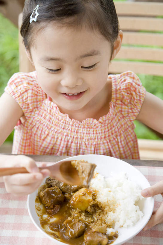 米饭,东方人,儿童,一个人,坐,笑,微笑,露齿笑,竖图,俯视,室外,白天,纯洁,草地,草坪,植物,餐桌,桌子,亚洲,仅一个女性,仅一个人,握,服装,朦胧,模糊,勺子,陶瓷,调料,鸡肉,肉,陶瓷制品,饭,调味品,拿,调味料,拿着,注视,休闲装,黄种人,咖喱,肉类,草,一个,小孩,衣服,绿色,容器,调羹,汤匙,碗,低头,观察,看,仅一个小孩,休闲,休闲服,可爱,童年,童趣,握着,服饰,单个,餐台,观看,储藏,五谷,察看,储存,关注,肉食,童真,烂漫,无邪,天真,女孩,女人,女性,亚洲人,孩子,坐着,半身,彩图,高角度拍摄,贮存,女生