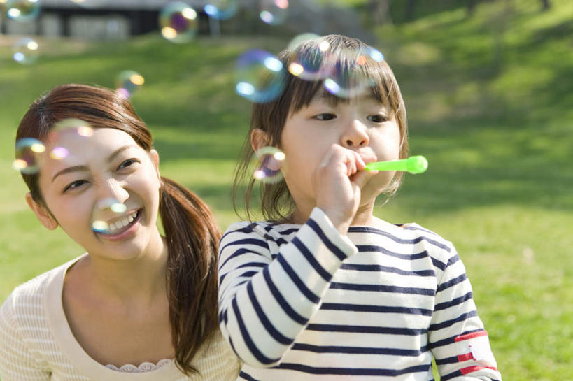 东方人,儿童,两个人,家庭,母亲,女儿,站,蹲,笑,微笑,露齿笑,横图,彩色,室外,白天,正面,游戏,纯洁,草地,草坪,植物,玩具,亚洲,许多,阴影,服装,朦胧,模糊,漂浮,光线,影子,玩,注视,休闲装,黄种人,娱乐,草,小孩,衣服,绿色,阳光,泡泡,观察,看,站着,休闲,温暖,温馨,母女,一家人,休闲服,可爱,母爱,童年,童趣,益智,服饰,观看,活动,和睦,察看,发泄,关注,消遣,智力,泡泡机,童真,烂漫,无邪,宣泄,天真,年轻女性,女孩,女人,女性,亚洲人,孩子,年轻人,蹲着,玩耍,嬉戏,站立,半身,彩图,融洽,女生