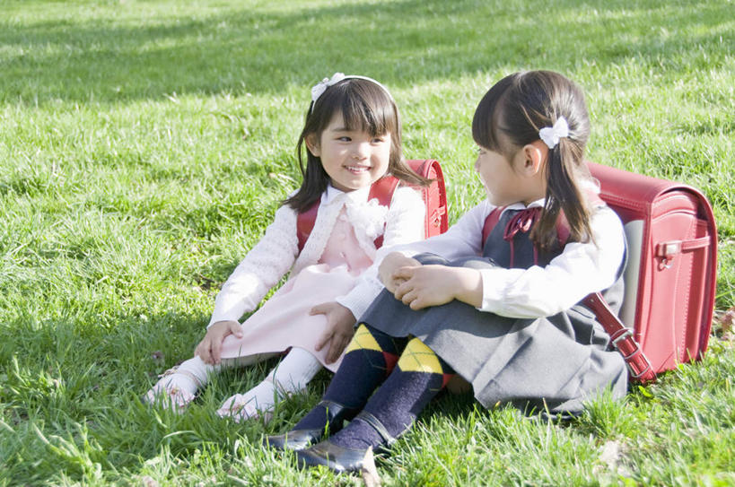 东方人,儿童,两个人,伙伴,朋友,坐,说,横图,室外,白天,正面,讨论,友谊,纯洁,草地,草坪,植物,亚洲,阴影,服装,光线,包,书包,影子,休闲装,黄种人,相视,草,小孩,衣服,红色,绿色,阳光,背包,休闲,同学,面对面,休闲服,可爱,童年,童趣,服饰,对视,单肩包,校友,相对,童真,烂漫,无邪,相看,同窗,学友,交流,天真,友情,女孩,女人,女性,亚洲人,沟通,讲话,交谈,商讨,说话,谈话,坐着,彩图,全身,女生
