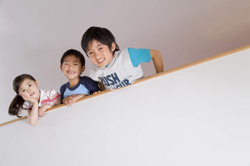 东方人,儿童,三个人,伙伴,朋友,站,笑,微笑,露齿笑,横图,室内,白天,仰视,友谊,纯洁,亚洲,撑,服装,墙,托腮,注视,休闲装,黄种人,墙壁,墙面,小孩,衣服,观察,看,托,站着,休闲,休闲服,可爱,童年,童趣,服饰,观看,察看,关注,托下巴,童真,烂漫,无邪,天真,友情,男孩,男人,男性,女孩,女人,女性,亚洲人,站立,半身,彩图,低角度拍摄,男生,女生