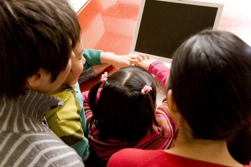 东方人,儿童,家庭,夫妻,母亲,父亲,女儿,儿子,站,横图,俯视,室内,白天,爱情,纯洁,电脑,笔记本电脑,亚洲,敲打,服装,朦胧,模糊,网络,浪漫,注视,休闲装,黄种人,输入,通讯设备,小孩,衣服,打字,观察,看,站着,休闲,温暖,温馨,父女,父子,母女,母子,一家人,休闲服,恩爱,父爱,可爱,母爱,童年,童趣,恋人,服饰,观看,点击,敲击,和睦,察看,无线,关注,通信设备,无线网络,无线上网,便携式电脑,童真,烂漫,无邪,天真,按键,手提电脑,男孩,男人,男性,年轻男性,年轻女性,女孩,女人,女性,亚洲人,孩子,年轻人,夫妇,情侣,站立,半身,彩图,高角度拍摄,伴侣,融洽,男生,女生