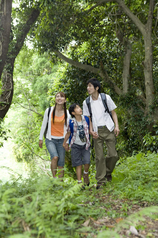 东方人,儿童,三个人,家庭,夫妻,母亲,父亲,儿子,走,握手,竖图,室外,白天,正面,爱情,纯洁,草地,草坪,树林,植物,亚洲,服装,朦胧,模糊,包,浪漫,旅行包,注视,休闲装,黄种人,草,树,树木,小孩,衣服,绿色,自然,背包,观察,看,休闲,温暖,温馨,父子,母子,三口之家,一家人,休闲服,恩爱,父爱,可爱,母爱,童年,童趣,恋人,服饰,生长,成长,观看,和睦,察看,关注,童真,烂漫,无邪,旅游包,天真,男孩,男人,男性,年轻男性,年轻女性,女人,女性,亚洲人,孩子,年轻人,夫妇,情侣,步行,搀手,拉手,散步,手搀手,手拉手,手牵手,手握手,走路,彩图,全身,伴侣,融洽,双肩包,男生