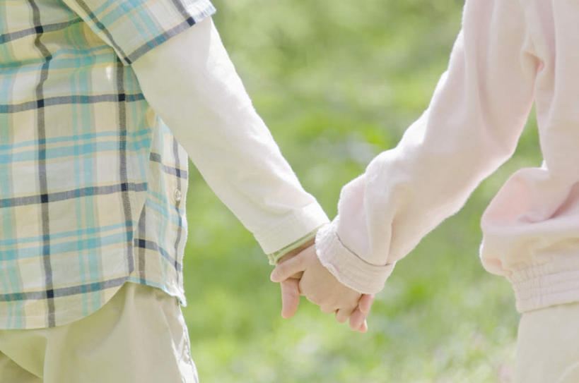 东方人,儿童,手,两个人,伙伴,朋友,站,握手,横图,室外,特写,白天,友谊,纯洁,草地,草坪,植物,亚洲,服装,朦胧,模糊,休闲装,黄种人,草,小孩,背面,衣服,绿色,站着,休闲,手部,休闲服,可爱,童年,童趣,服饰,单手,童真,烂漫,无邪,天真,友情,男孩,男人,男性,女孩,女人,女性,亚洲人,搀手,拉手,手搀手,手拉手,手牵手,手握手,站立,半身,彩图,男生,女生