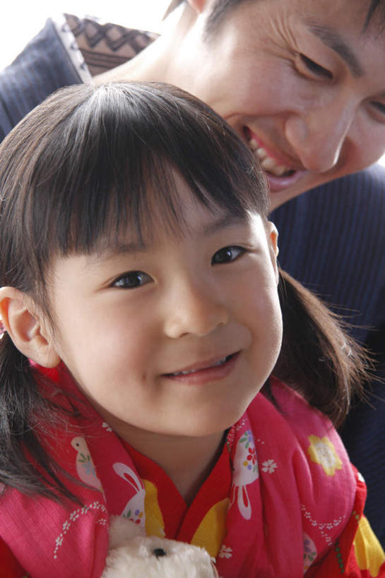 东方人,儿童,脸,头,脸颊,两个人,家庭,父亲,女儿,坐,抱,笑,微笑,露齿笑,竖图,室内,特写,白天,正面,民族服装,纯洁,亚洲,和服,朦胧,模糊,注视,黄种人,肩膀,小孩,观察,看,温暖,温馨,父女,一家人,父爱,可爱,童年,童趣,服饰,抱着,观看,和睦,察看,搂着,关注,童真,烂漫,无邪,吴服,唐草,唐花,唐锦,天真,男人,男性,年轻男性,女孩,亚洲人,孩子,年轻人,头部,脸部,脸蛋,面部,怀抱,搂,搂抱,相抱,拥抱,坐着,半身,彩图,传统服装,民俗服,融洽,女生