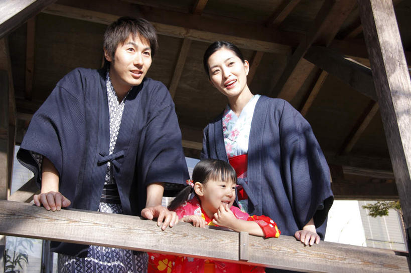 东方人,儿童,三个人,家庭,夫妻,母亲,父亲,女儿,横图,室外,白天,仰视,民族服装,爱情,纯洁,亚洲,和服,走道,走廊,过道,浪漫,黄种人,小孩,温暖,温馨,父女,母女,三口之家,一家人,恩爱,父爱,可爱,母爱,童年,童趣,恋人,服饰,和睦,童真,烂漫,无邪,吴服,唐草,唐花,唐锦,天真,男人,男性,年轻男性,年轻女性,女孩,女人,女性,亚洲人,孩子,年轻人,夫妇,情侣,半身,彩图,低角度拍摄,传统服装,民俗服,伴侣,融洽,女生