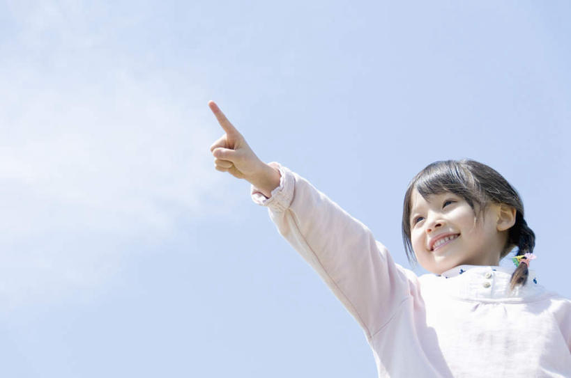 东方人,儿童,一个人,站,笑,微笑,露齿笑,横图,室外,白天,仰视,纯洁,亚洲,仅一个女性,仅一个人,指,阴影,服装,光线,影子,云,云朵,云彩,注视,休闲装,黄种人,方向,小孩,衣服,蓝色,白云,蓝天,天空,阳光,天,观察,看,手势,站着,仅一个小孩,休闲,休闲服,可爱,童年,童趣,服饰,晴朗,观看,察看,指向,食指,关注,童真,烂漫,无邪,天真,女孩,女人,女性,亚洲人,孩子,晴空,站立,半身,彩图,低角度拍摄,女生