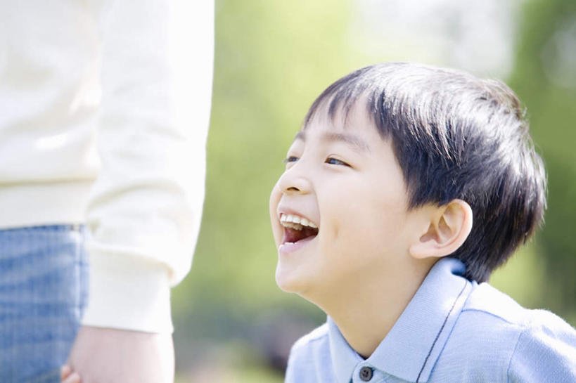 东方人,儿童,脸,头,脸颊,手,两个人,家庭,父亲,儿子,站,握手,笑,微笑,露齿笑,横图,室外,特写,白天,正面,兴奋,纯洁,亚洲,阴影,服装,朦胧,模糊,光线,影子,注视,休闲装,黄种人,肩膀,小孩,衣服,阳光,观察,看,站着,张嘴,休闲,温暖,温馨,父子,一家人,手部,休闲服,父爱,可爱,童年,童趣,服饰,观看,单手,和睦,察看,关注,张大嘴巴,童真,烂漫,无邪,天真,男孩,男人,男性,年轻男性,亚洲人,孩子,年轻人,头部,脸部,脸蛋,面部,张开嘴,搀手,拉手,手搀手,手拉手,手牵手,手握手,站立,半身,彩图,高兴,融洽,男生