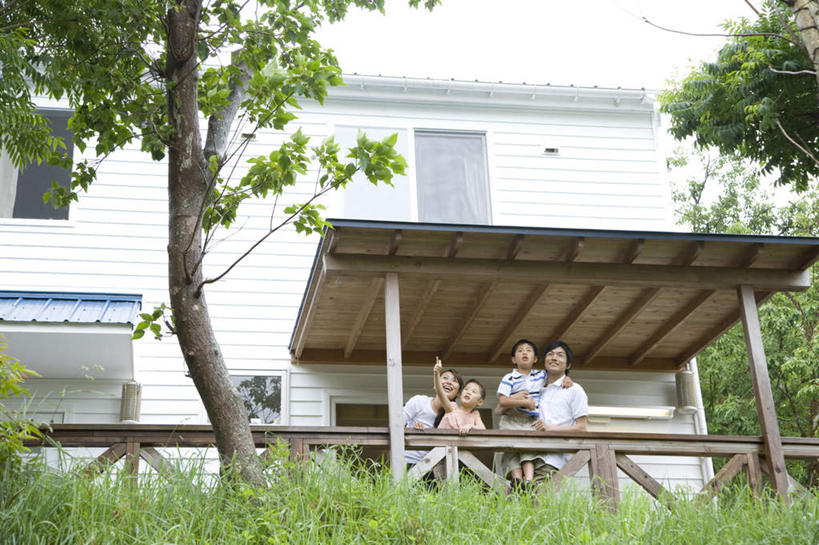 东方人,儿童,四个人,家庭,夫妻,母亲,父亲,女儿,儿子,家,站,抱,横图,室外,白天,仰视,爱情,旅游,度假,纯洁,草地,草坪,美景,植物,城市风光,城市,建筑,亚洲,服装,房屋,屋子,景观,公寓,浪漫,注视,休闲装,黄种人,娱乐,建设,洋房,楼房,住宅,草,树,树木,小孩,衣服,蓝色,绿色,蓝天,天空,自然,天,观察,看,站着,享受,休闲,温暖,温馨,父女,父子,母女,母子,一家人,休闲服,景色,恩爱,放松,父爱,可爱,母爱,童年,童趣,恋人,服饰,生长,晴朗,成长,抱着,观看,和睦,察看,搂着,关注,童真,烂漫,无邪,万里无云,天真,男孩,男人,男性,年轻男性,年轻女性,女孩,女人,女性,亚洲人,孩子,年轻人,夫妇,情侣,晴空,晴空万里,搂,搂抱,抬头,仰头,站立,彩图,低角度拍摄,全身,房子,伴侣,融洽,男生,女生