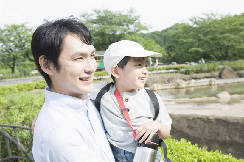 东方人,儿童,家庭,父亲,儿子,站,抱,笑,微笑,露齿笑,横图,室外,白天,侧面,纯洁,植物,帽子,亚洲,服装,注视,休闲装,黄种人,树,树木,小孩,衣服,蓝色,绿色,蓝天,天空,自然,遮阳帽,天,观察,看,站着,休闲,温暖,温馨,父子,一家人,休闲服,父爱,可爱,童年,童趣,服饰,生长,晴朗,成长,抱着,观看,和睦,察看,搂着,关注,童真,烂漫,无邪,万里无云,天真,男孩,男人,男性,年轻男性,亚洲人,孩子,年轻人,晴空,晴空万里,怀抱,搂,搂抱,相抱,拥抱,站立,半身,彩图,融洽,男生