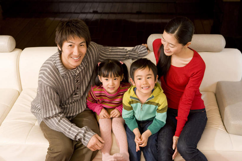 东方人,儿童,四个人,家庭,夫妻,母亲,父亲,女儿,儿子,坐,横图,俯视,室内,白天,爱情,纯洁,沙发,亚洲,服装,浪漫,注视,休闲装,黄种人,小孩,衣服,观察,看,休闲,温暖,温馨,父女,父子,母女,母子,一家人,休闲服,恩爱,父爱,可爱,母爱,童年,童趣,恋人,服饰,观看,和睦,察看,关注,布艺沙发,童真,烂漫,无邪,天真,男孩,男人,男性,年轻男性,年轻女性,女孩,女人,女性,亚洲人,孩子,年轻人,夫妇,情侣,坐着,半身,彩图,高角度拍摄,伴侣,融洽,男生,女生