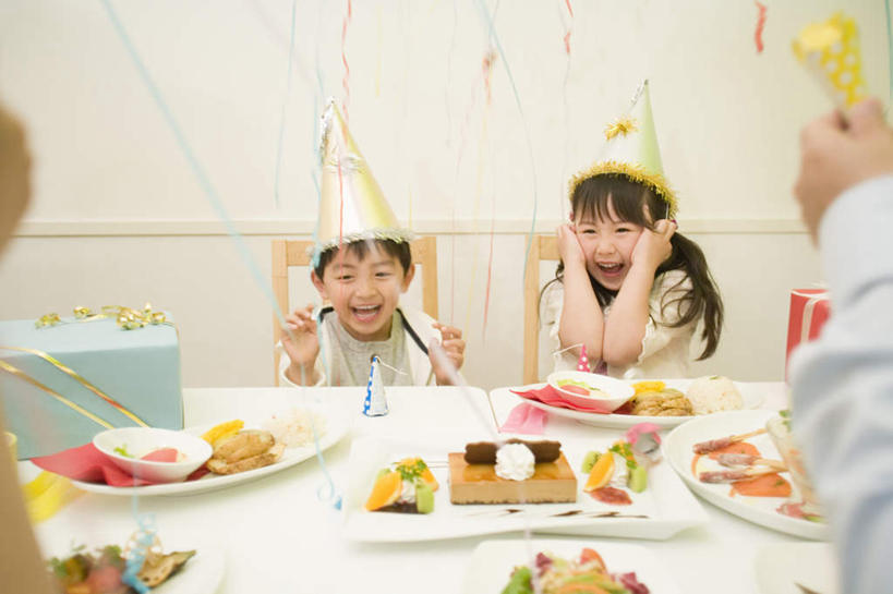 点心,东方人,儿童,四个人,家庭,夫妻,母亲,父亲,女儿,儿子,坐,举,笑,微笑,露齿笑,横图,室内,白天,正面,爱情,纯洁,餐具,礼盒,礼物,帽子,椅子,亚洲,纸质,服装,朦胧,模糊,碟子,盘,纸盒,木椅,食品,甜点,甜品,浪漫,注视,休闲装,黄种人,生日帽,盒子,食物,糕点,一个,小孩,衣服,包装盒,盘子,礼品盒,碟,甜食,观察,看,托,休闲,温暖,温馨,父女,父子,母女,母子,一家人,休闲服,恩爱,父爱,可爱,母爱,童年,童趣,恋人,服饰,礼品,单个,观看,和睦,察看,小丑帽,关注,童真,烂漫,无邪,三角帽,狂欢帽,派对帽,聚会帽,纸帽,天真,男孩,男人,男性,年轻男性,年轻女性,女孩,女人,女性,亚洲人,孩子,年轻人,夫妇,情侣,举起,举手,举着,向上举,向上伸,向上托,坐着,半身,彩图,伴侣,融洽,男生,女生