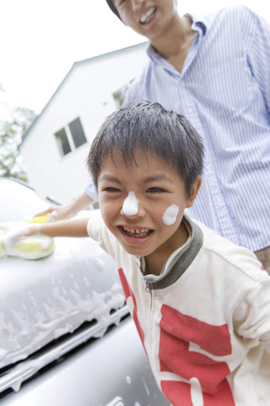 东方人,儿童,两个人,家庭,父亲,儿子,家,站,举,笑,微笑,露齿笑,竖图,室外,白天,仰视,旅游,度假,纯洁,美景,别墅,城市风光,城市,建筑,汽车,亚洲,一辆,擦,抚摸,握,服装,海绵,房屋,屋子,景观,公寓,拿,拿着,注视,休闲装,黄种人,娱乐,建设,洋房,楼房,住宅,车,小孩,衣服,交通工具,轿车,观察,看,托,站着,享受,休闲,温暖,温馨,父子,一家人,休闲服,景色,放松,父爱,可爱,童年,童趣,擦拭,握着,服饰,观看,和睦,察看,关注,载具,童真,烂漫,无邪,揩擦,拭,天真,男孩,男人,男性,年轻男性,亚洲人,孩子,年轻人,举起,举手,举着,向上举,向上伸,向上托,站立,半身,彩图,低角度拍摄,房子,融洽,男生,轻抚