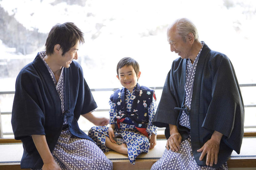 东方人,儿童,三个人,家庭,父亲,儿子,祖父,坐,笑,说,盘腿,微笑,露齿笑,横图,室内,白天,正面,民族服装,讨论,纯洁,亚洲,和服,朦胧,模糊,黄种人,相视,小孩,温暖,温馨,父子,一家人,面对面,父爱,可爱,童年,童趣,服饰,爷爷,祖孙,对视,和睦,相对,童真,烂漫,无邪,外公,外祖父,外孙,吴服,相看,唐草,唐花,唐锦,外孙子,交流,天真,老年男性,男孩,男人,男性,年轻男性,亚洲人,孩子,年轻人,孙子,沟通,讲话,交谈,盘腿而坐,盘膝,盘着腿的,盘着腿坐,商讨,双腿交叉,说话,谈话,坐着,半身,彩图,传统服装,民俗服,融洽,男生