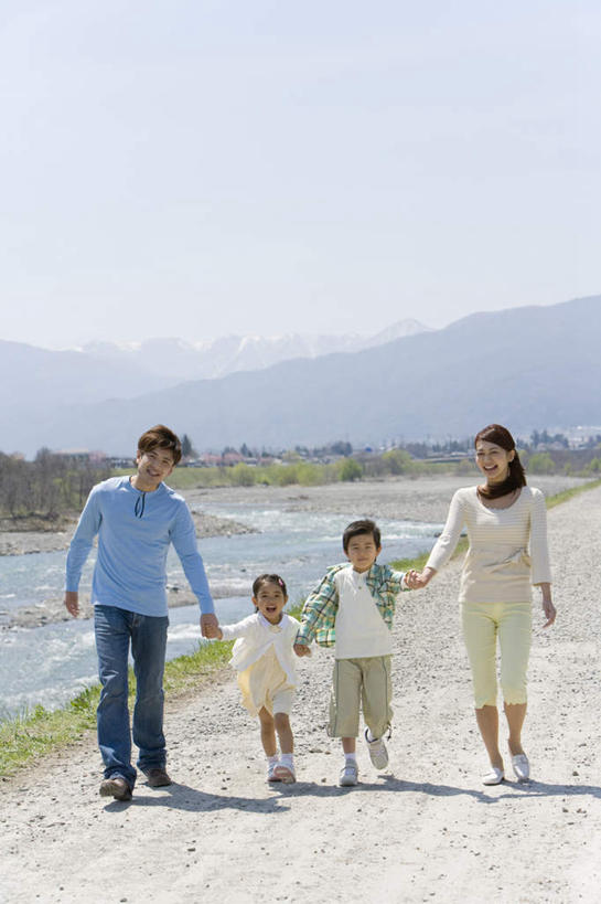 东方人,儿童,四个人,家庭,夫妻,母亲,父亲,女儿,儿子,走,握手,笑,微笑,露齿笑,竖图,室外,白天,正面,爱情,纯洁,河流,山,山脉,树林,水,植物,亚洲,阴影,服装,光线,影子,河岸,河水,山峰,水流,山峦,浪漫,注视,休闲装,黄种人,树,树木,小孩,衣服,蓝色,绿色,蓝天,天空,阳光,自然,群山,天,观察,看,休闲,温暖,温馨,父女,父子,母女,母子,一家人,休闲服,恩爱,父爱,可爱,母爱,童年,童趣,恋人,服饰,生长,晴朗,成长,观看,和睦,察看,关注,童真,烂漫,无邪,万里无云,天真,男孩,男人,男性,年轻男性,年轻女性,女孩,女人,女性,亚洲人,孩子,年轻人,夫妇,情侣,晴空,晴空万里,步行,搀手,拉手,散步,手搀手,手拉手,手牵手,手握手,走路,彩图,全身,伴侣,融洽,男生,女生