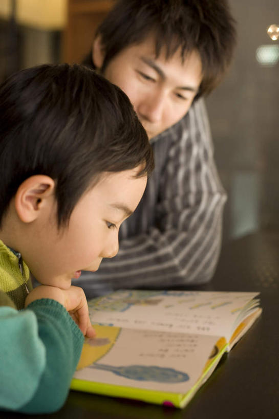 东方人,儿童,家庭,父亲,儿子,坐,竖图,室内,白天,正面,看书,阅读,纯洁,餐桌,桌子,书籍,亚洲,学习,服装,朦胧,模糊,注视,休闲装,黄种人,小孩,衣服,书本,观察,看,休闲,温暖,温馨,父子,一家人,休闲服,父爱,可爱,童年,童趣,读书,浏览,服饰,餐台,观看,和睦,察看,关注,童真,烂漫,无邪,天真,男孩,男人,男性,年轻男性,亚洲人,孩子,年轻人,书,图书,坐着,半身,彩图,融洽,男生