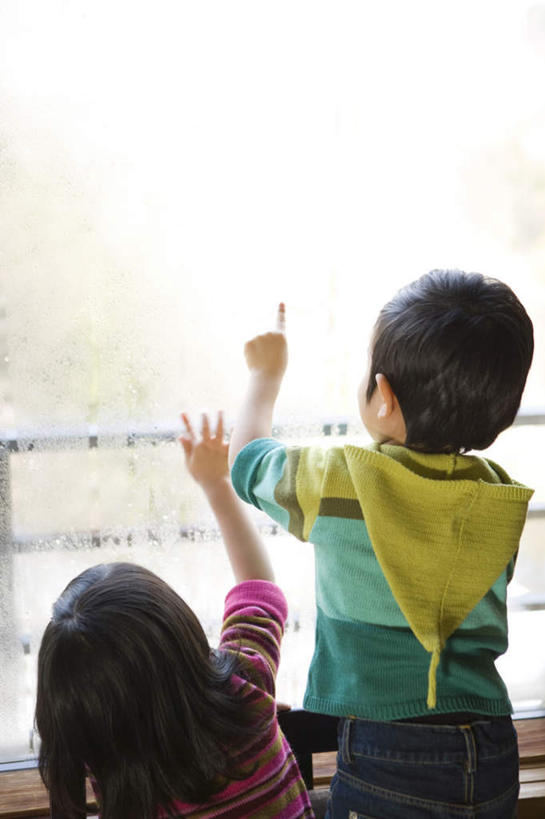 东方人,儿童,两个人,伙伴,朋友,坐,跪,举,竖图,室内,白天,友谊,纯洁,窗户,落地窗,亚洲,写,服装,雾气,休闲装,黄种人,玻璃窗,小孩,背面,衣服,托,休闲,休闲服,可爱,童年,童趣,服饰,童真,烂漫,无邪,天真,友情,男孩,男人,男性,女孩,女人,女性,亚洲人,跪着,举起,举手,举着,向上举,向上伸,向上托,坐着,半身,彩图,男生,女生