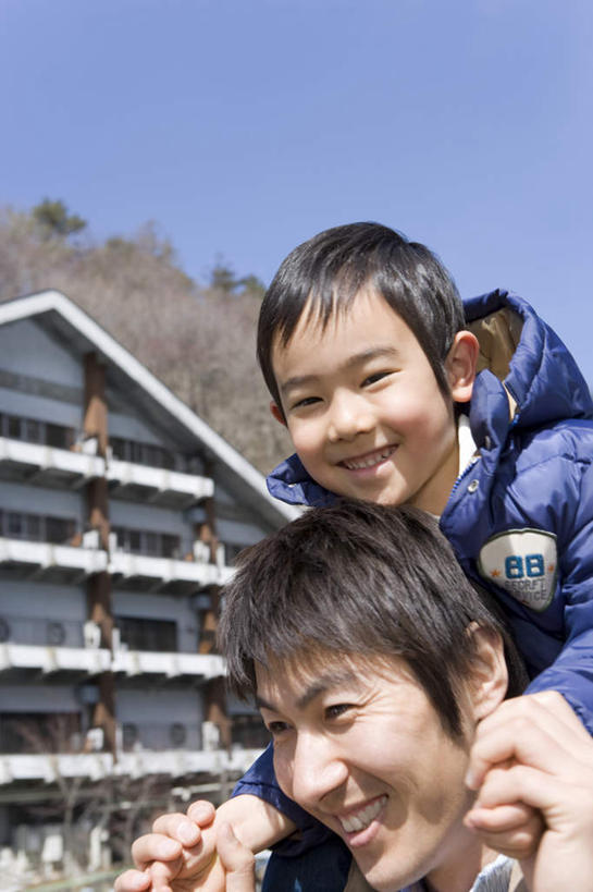 东方人,儿童,两个人,家庭,父亲,儿子,家,站,竖图,室外,白天,正面,旅游,度假,纯洁,美景,别墅,城市风光,城市,建筑,亚洲,阴影,服装,光线,影子,房屋,屋子,景观,公寓,注视,休闲装,黄种人,娱乐,建设,洋房,楼房,住宅,小孩,骑,衣服,蓝色,蓝天,天空,阳光,天,观察,看,扛,站着,享受,休闲,温暖,温馨,父子,一家人,休闲服,景色,放松,父爱,可爱,童年,童趣,服饰,晴朗,观看,和睦,察看,关注,童真,烂漫,无邪,万里无云,扛在肩上,骑在肩上,天真,男孩,男人,男性,年轻男性,亚洲人,孩子,年轻人,晴空,晴空万里,站立,半身,彩图,房子,融洽,男生