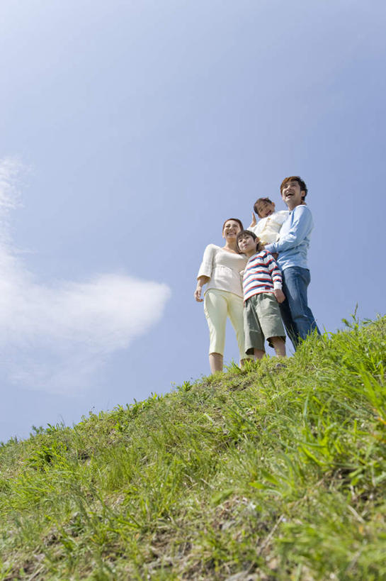 东方人,儿童,四个人,家庭,夫妻,母亲,父亲,女儿,儿子,站,笑,微笑,露齿笑,竖图,室外,白天,仰视,爱情,纯洁,草地,草坪,植物,亚洲,服装,云,云朵,浪漫,云彩,注视,休闲装,黄种人,草,小孩,衣服,蓝色,绿色,白云,蓝天,天空,天,观察,看,站着,休闲,温暖,温馨,父女,父子,母女,母子,一家人,休闲服,恩爱,父爱,可爱,母爱,童年,童趣,恋人,服饰,晴朗,观看,和睦,察看,关注,童真,烂漫,无邪,天真,男孩,男人,男性,年轻男性,年轻女性,女孩,女人,女性,亚洲人,孩子,年轻人,夫妇,情侣,晴空,站立,彩图,低角度拍摄,全身,伴侣,融洽,男生,女生