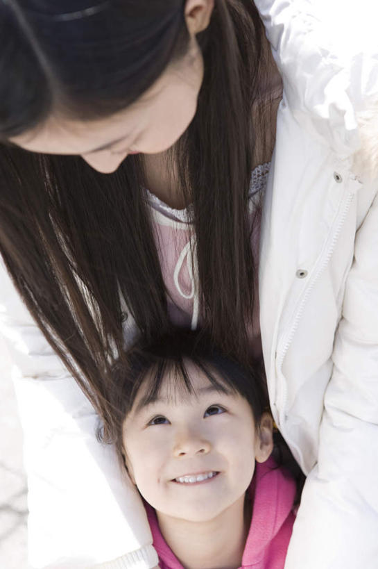 东方人,儿童,家庭,母亲,女儿,站,笑,微笑,露齿笑,竖图,室内,白天,正面,纯洁,亚洲,阴影,服装,朦胧,模糊,光线,影子,休闲装,黄种人,相视,小孩,衣服,阳光,低头,站着,休闲,温暖,温馨,母女,一家人,面对面,休闲服,可爱,母爱,童年,童趣,服饰,对视,和睦,相对,童真,烂漫,无邪,相看,天真,年轻女性,女孩,女人,女性,亚洲人,孩子,年轻人,站立,半身,彩图,融洽,女生