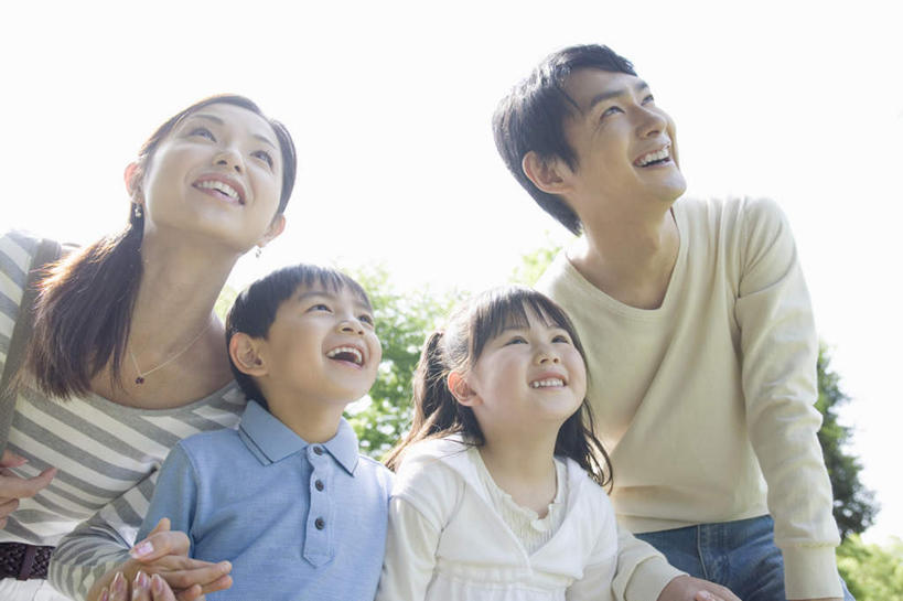 东方人,儿童,家庭,夫妻,母亲,父亲,女儿,儿子,站,握手,笑,大笑,横图,室外,白天,仰视,爱情,兴奋,纯洁,植物,亚洲,阴影,服装,光线,影子,浪漫,注视,休闲装,黄种人,树,树木,小孩,衣服,蓝色,绿色,蓝天,天空,阳光,自然,天,观察,看,站着,张嘴,休闲,温暖,温馨,父女,父子,母女,母子,一家人,休闲服,恩爱,父爱,可爱,母爱,童年,童趣,恋人,服饰,生长,晴朗,成长,观看,和睦,察看,关注,张大嘴巴,童真,烂漫,无邪,万里无云,哈哈大笑,天真,男孩,男人,男性,年轻男性,年轻女性,女孩,女人,女性,亚洲人,孩子,年轻人,夫妇,情侣,晴空,晴空万里,张开嘴,搀手,拉手,手搀手,手拉手,手牵手,手握手,抬头,仰头,站立,半身,彩图,低角度拍摄,高兴,狂笑,伴侣,融洽,男生,女生