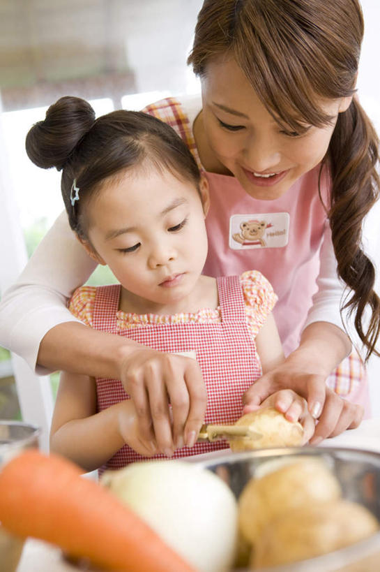 东方人,儿童,家庭,母亲,女儿,站,笑,微笑,露齿笑,竖图,室内,白天,正面,纯洁,萝卜,胡萝卜,蔬菜,土豆,亚洲,握,服装,朦胧,模糊,新鲜,食品,拿,拿着,注视,休闲装,黄种人,食物,小孩,衣服,观察,看,站着,休闲,温暖,温馨,母女,一家人,休闲服,可爱,母爱,童年,童趣,握着,服饰,有机食品,绿色食品,观看,和睦,察看,关注,童真,烂漫,无邪,馍馍蛋,天真,年轻女性,女孩,女人,女性,亚洲人,孩子,年轻人,洋芋,山药蛋,马铃薯,红萝卜,甘荀,站立,半身,彩图,融洽,女生