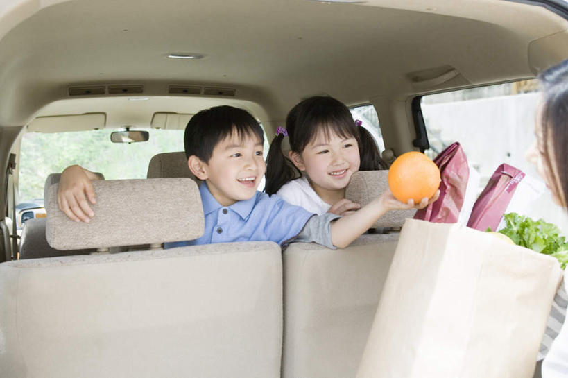 东方人,儿童,背部,三个人,家庭,母亲,女儿,儿子,坐,举,笑,微笑,露齿笑,横图,室内,白天,正面,购物,纯洁,消费,汽车,柑橘,袋子,水果,亚洲,握,服装,朦胧,模糊,新鲜,包装袋,手提袋,生食,食品,果实,购物袋,拿,拿着,注视,休闲装,黄种人,车,食物,小孩,衣服,交通工具,轿车,观察,看,托,休闲,温暖,温馨,母女,母子,一家人,休闲服,可爱,母爱,童年,童趣,握着,金融,服饰,有机食品,绿色食品,观看,和睦,察看,购买,关注,载具,贸易,童真,烂漫,无邪,天真,男孩,男人,男性,年轻女性,女孩,女人,女性,亚洲人,孩子,年轻人,橘子,桔子,橙子,橙,举起,举手,举着,向上举,向上伸,向上托,坐着,半身,彩图,融洽,男生,女生