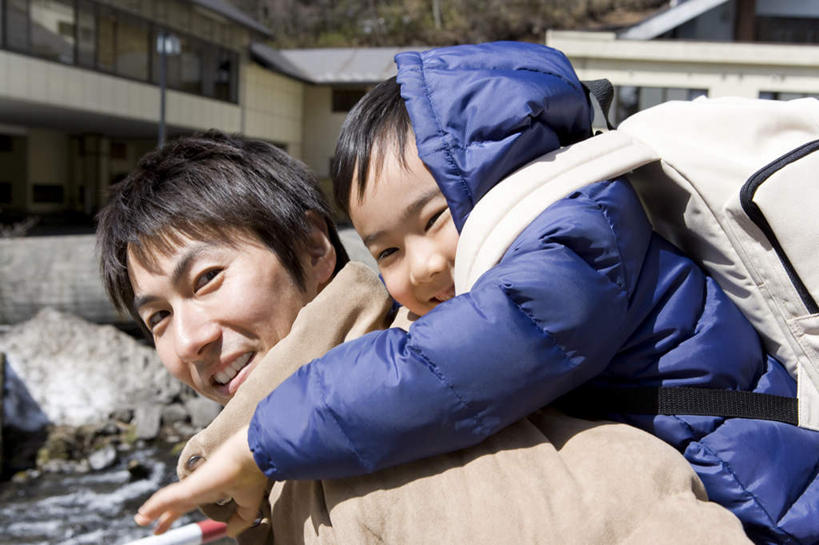 东方人,儿童,脸,头,脸颊,手,背,两个人,家庭,父亲,儿子,家,站,笑,微笑,露齿笑,横图,室外,特写,白天,侧面,旅游,度假,纯洁,河流,礁石,石头,美景,水,别墅,城市风光,城市,建筑,亚洲,阴影,服装,朦胧,模糊,光线,包,石子,书包,影子,房屋,屋子,河水,景观,水流,公寓,注视,休闲装,黄种人,娱乐,建设,洋房,楼房,肩膀,住宅,一个,小孩,衣服,阳光,背包,背着,观察,看,站着,享受,休闲,温暖,温馨,父子,一家人,手部,休闲服,景色,放松,父爱,可爱,童年,童趣,服饰,单个,观看,单手,和睦,察看,关注,童真,烂漫,无邪,天真,男孩,男人,男性,年轻男性,亚洲人,孩子,年轻人,头部,脸部,脸蛋,面部,礁,石块,岩石,站立,半身,彩图,房子,融洽,双肩包,男生