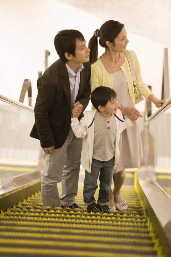 东方人,儿童,三个人,家庭,夫妻,母亲,父亲,儿子,站,握手,笑,微笑,露齿笑,竖图,俯视,室内,白天,爱情,纯洁,电梯,亚洲,服装,朦胧,模糊,电动扶梯,自动扶梯,运输工具,浪漫,扭头,注视,休闲装,黄种人,小孩,衣服,观察,看,站着,转头,休闲,温暖,温馨,父子,母子,三口之家,一家人,休闲服,恩爱,父爱,可爱,母爱,童年,童趣,恋人,服饰,观看,和睦,察看,关注,童真,烂漫,无邪,天真,男孩,男人,男性,年轻男性,年轻女性,女人,女性,亚洲人,孩子,年轻人,夫妇,情侣,搀手,拉手,手搀手,手拉手,手牵手,手握手,站立,彩图,高角度拍摄,全身,伴侣,融洽,扶手电梯,升降设备,运输带,自动行人电梯,男生,电扶梯